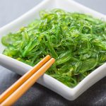 Algensalat mit Stäbchen