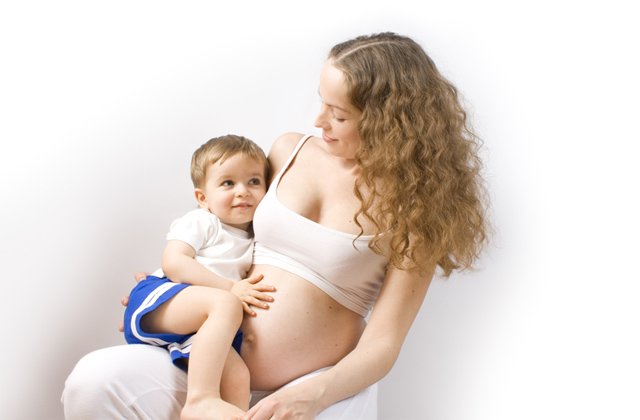 breastfeeding while pregnant