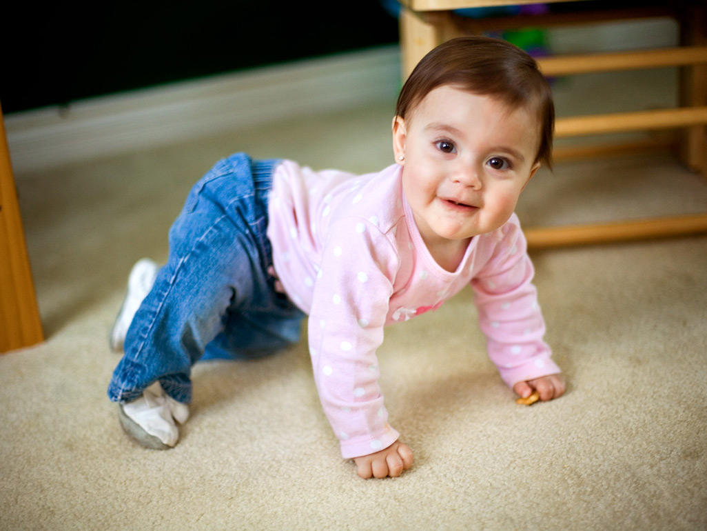 when do babies crawl